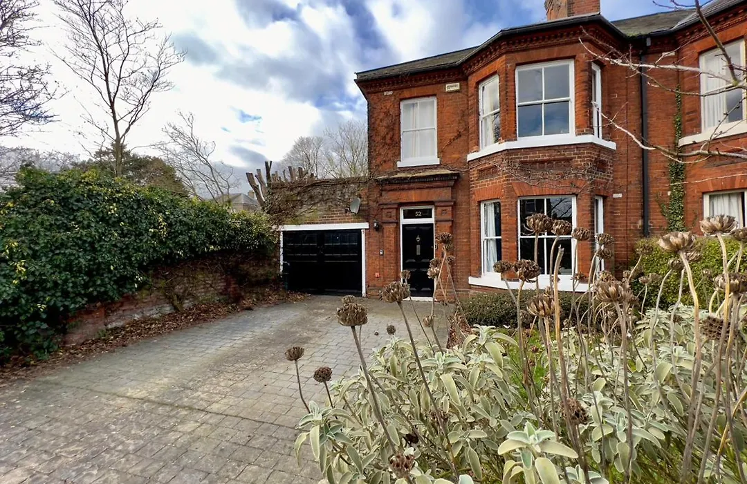 Stylish 4 Bed House With Parking In Central Norwich-1